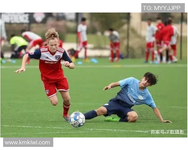 《绿茵场上的爱情奇迹两位足球巨星的心动时刻与命运交织》