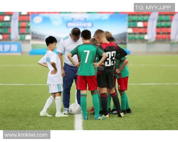 足球少年仰望球星梦想引领未来从草根到巅峰的成长之路